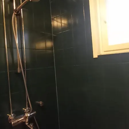 Avara Huoneisto, Lasitettu Parveke, Kaksi Weeceetae