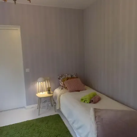 Avara Kolmen Makuuhuoneen Lasitetulla Parvekkeella Ja 2 Wcllae קוטקה