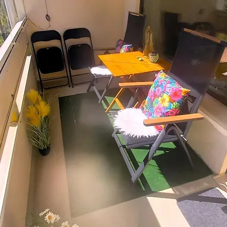 Avara Huoneisto, Lasitettu Parveke, Kaksi Weeceetae