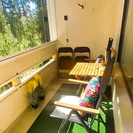 Avara Kolmen Makuuhuoneen Lasitetulla Parvekkeella Ja 2 Wcllae דירה קוטקה